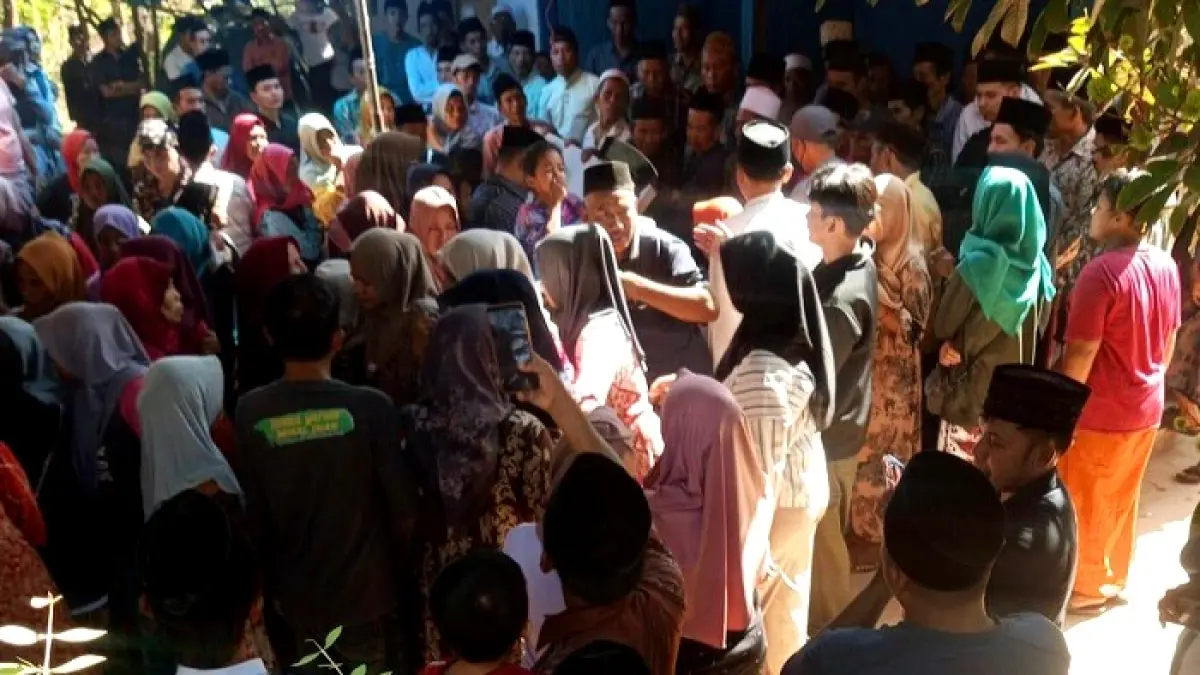 BERDUKA: Jenazah PMI ilegal Norhasan tiba di rumah duka di Desa/Kecamatan Geger, Bangkalan, Sabtu (5/9)
