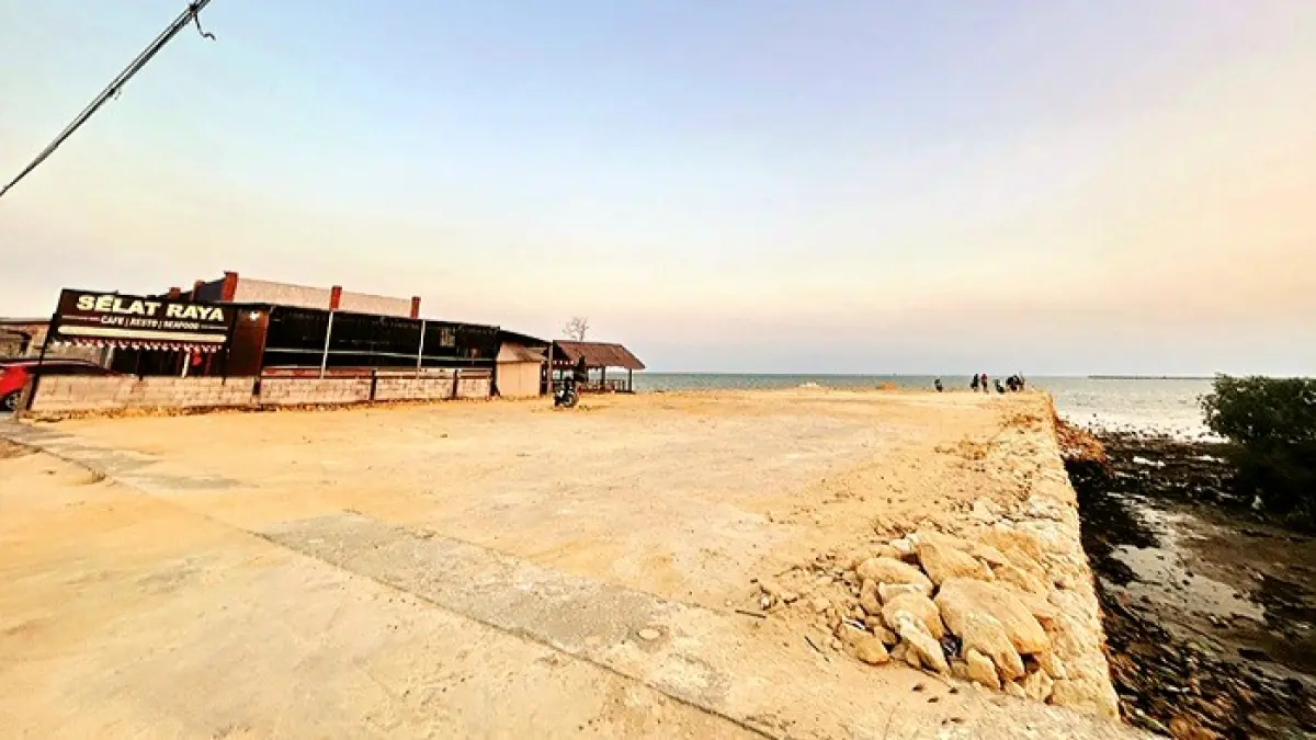 DITIMBUN: Warga terlihat berada di sekitar penimbunan sempadan pantai Resto & Café Selat Raya, Camplong, Sampang, Jumat (4/9). (UBAIDILLAHIR RA’IE/JPRM)
