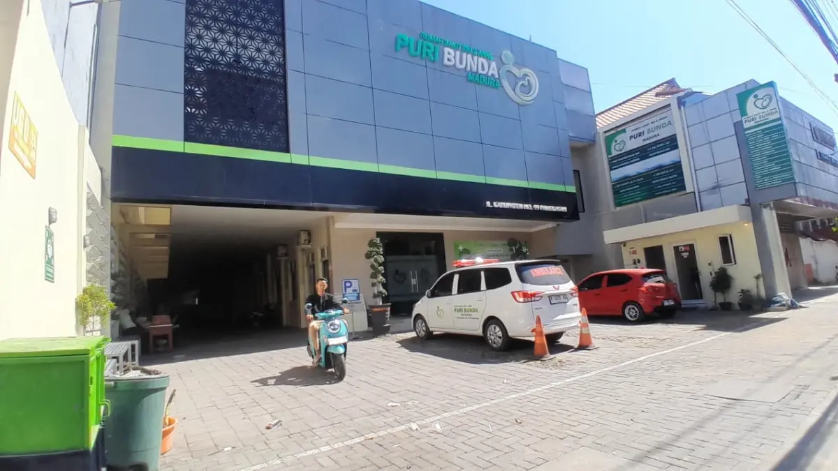FASKES: Kendaraan bermotor terparkir di halaman RSIA Puri Bunda Madura, Jalan Kabupaten, Kelurahan Bugih, Pamekasan, Minggu (6/9).