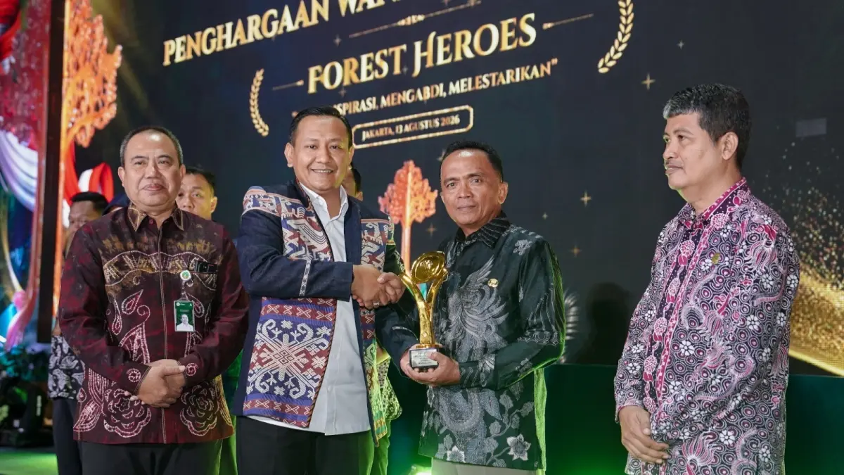 INOVATIF: Zainur (dua dari kanan) menerima trofi Penghargaan Wana Lestari 2026 sebagai Juara II Inovasi Rimbawan 2026 kategori individu di Jakarta, 13 Agustus 2026.

F - INSPIRASI TIF 2