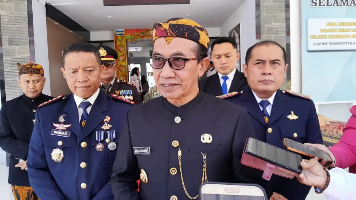 MEMBERI KETERANGAN: Bupati Pamekasan KH Kholilurrahman saat doorstop dengan awak media.