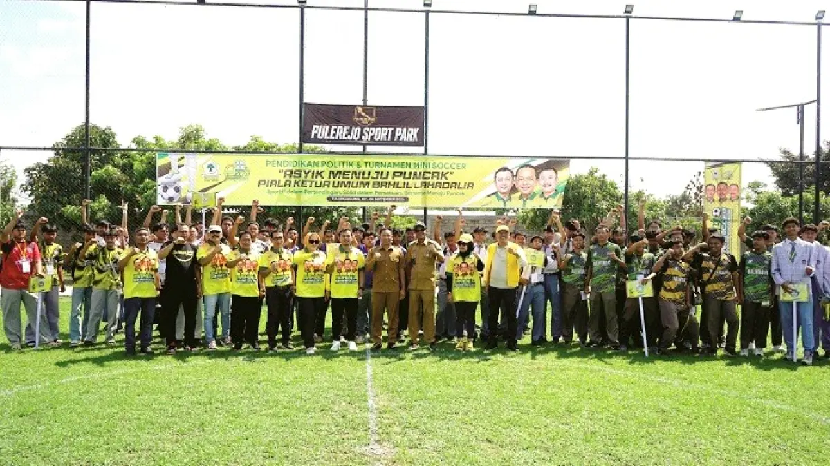 MERIAH: Perwakilan empat DPD Partai Golkar berfoto bersama peserta Bahlil Mini Soccer Asyik Menuju Puncak Zona Tulungagung di Pulerejo Sport Park, Senin (7/9). (DR PERDANA/RADAR TULUNGAGUNG)