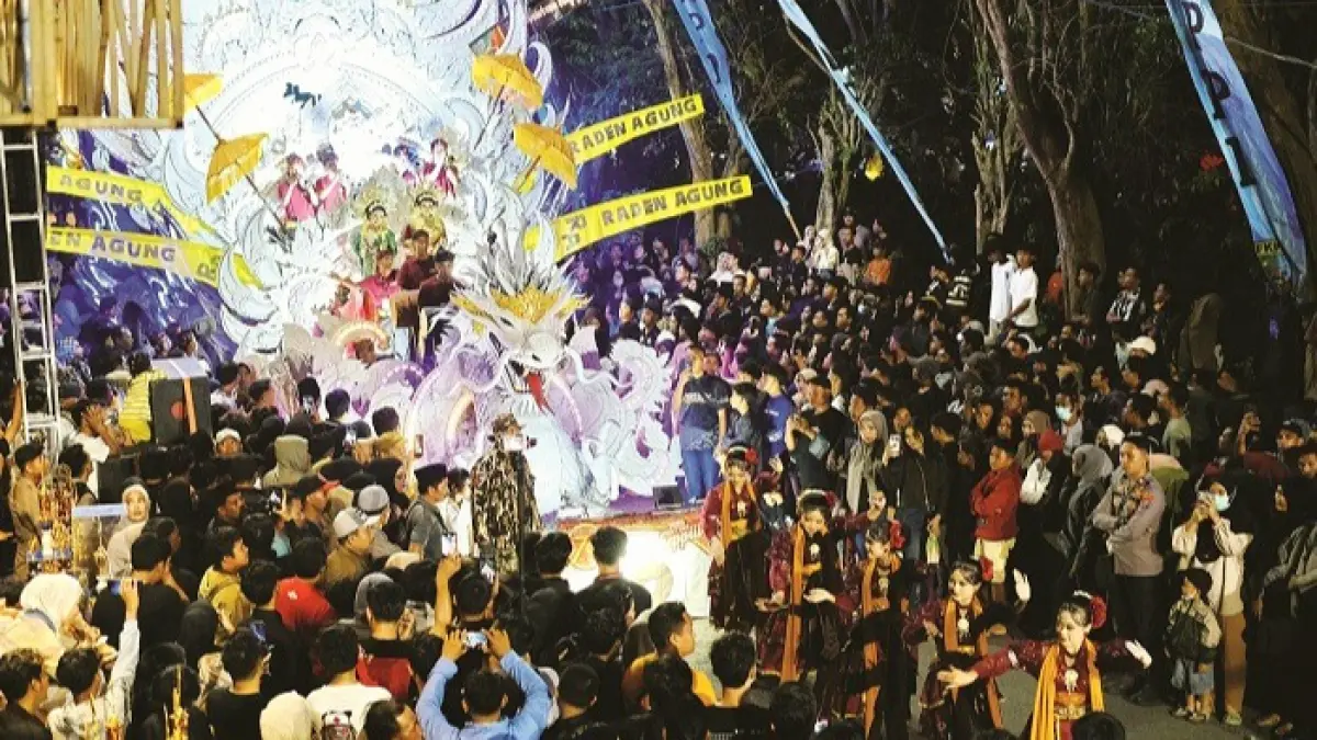 MERIAH: Ribuan orang menyaksikan Festival Musik Tongtong Sumenep 2026 di Jalan Urip Sumoharjo, Pabian, Kecamatan Kota Sumenep, Sabtu (5/9) malam. (MOH. LATIF/JPRM)
