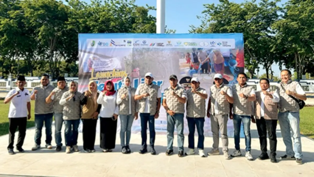 PEDULI: Bupati Sampang berpose bersama dengan sejumlah pejabat dan pengurus FSS, di halaman Pendopo Trunojoyo Sampang, Senin (7/9). (UBAIDILLAHIR RA’IE/JPRM)