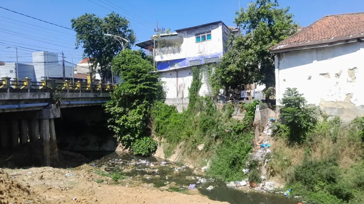 POTENSI TERCEMAR: Sampah terlihat di aliran Kali Klowang, Kabupaten Pamekasan, Minggu (6/9).