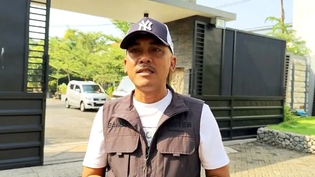 RAMAH: Ketua Satgas MBG Bangkalan Bambang Budi Mustika saat ditemui di kantornya, Jumat (3/7). (ZEINAL ABIDIN/JPRM)