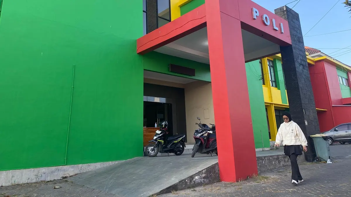SANTAI: Warga melintas di halaman RSUD Waru, Minggu (6/9).