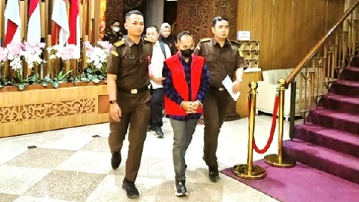 TAK BERKUTIK: Tersangka dugaan korupsi BSPS Sumenep 2024 AHS (pakai rompi) saat ditahan Kejati Jatim pada Senin (26/1). (KEJATI JATIM UNTUK JPRM)