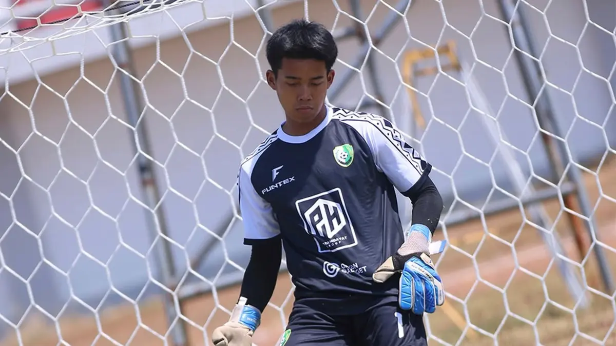 TALENTA MUDA: Kiper Persesa melakukan pemanasan saat berkompetisi pada Piala Soeratin Jatim di SGMRP Pamekasan, Jumat (14/8).