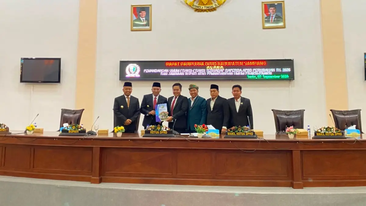 BERSINERGI: Wabup Ahmad Mahfudz mendampingi Bupati Slamet Junaidi saat menyerahkan nota Raperda APBD Perubahan TA 2026 kepada Ketua DPRD Sampang Rudi Kurniawan didampingi para wakil ketua dewan, Senin (7/9).