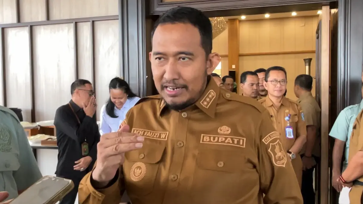 FOKUS: Bupati Achmad Fauzi Wongsojudo saat diwawancarai awak media di Pendopo Agung Keraton Sumenep.