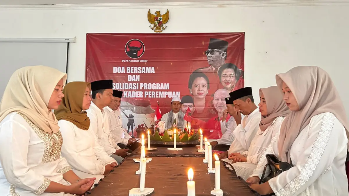 KHUSYUK: Pengurus dan Fraksi DPC PDI Perjuangan Sumenep saat melakukan doa bersama dan konsolidasi program kader perempuan di kantornya di Desa Babbalan, Kecamatan Batuan, pada Minggu (6/9).