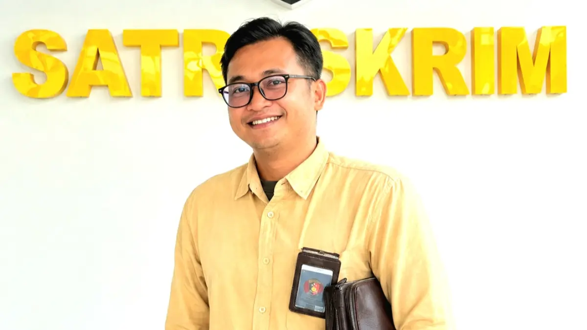LAPOR POLISI: Penasihat hukum pelapor, Muhtar Hanafi, saat berada di ruang Satreskrim Polres Pamekasan, Jumat (14/8). (MUHTAR HANAFI UNTUK JPRM)