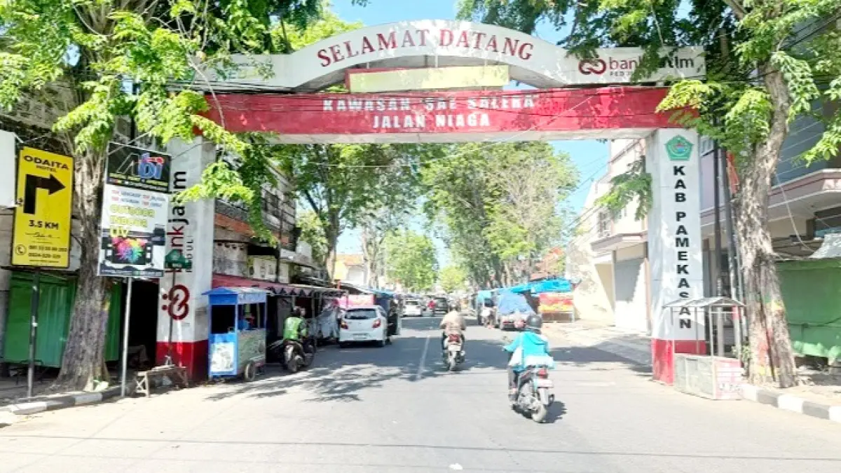 LENGANG: Sejumlah pengendara melintas di kawasan Sentra PKL Sae Salera di Jalan Niaga, Pamekasan. (M. KHOLIL RAMLI/JPRM)