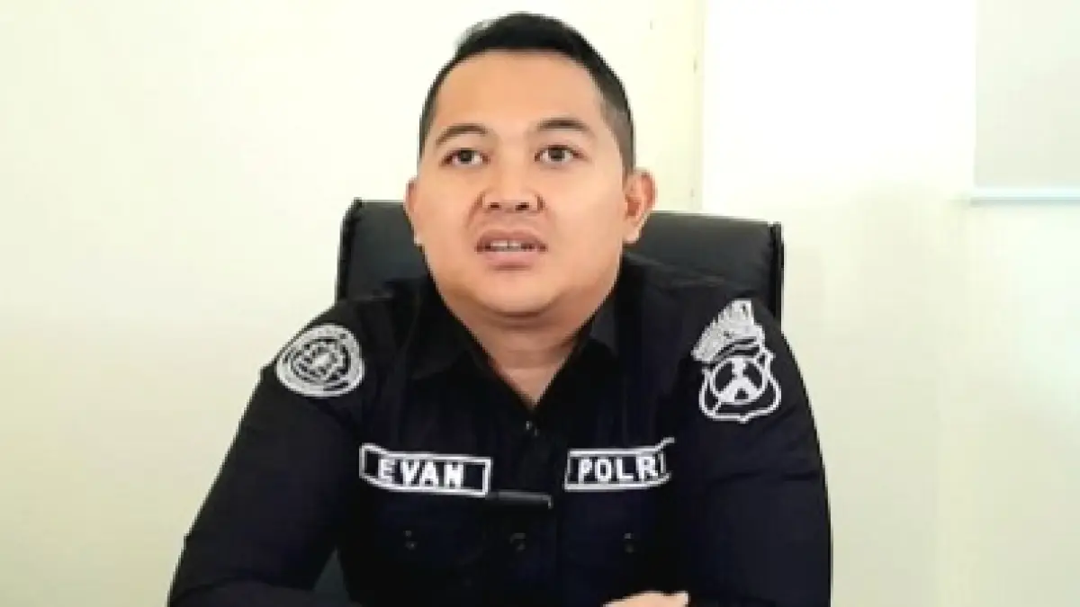 MEMBERI KETERANGAN: Kasihumas Polres Pamekasan Ipda Yoni Evan Pratama saat ditemui di ruang kerjanya. (M. KHOLIL RAMLI/JPRM)