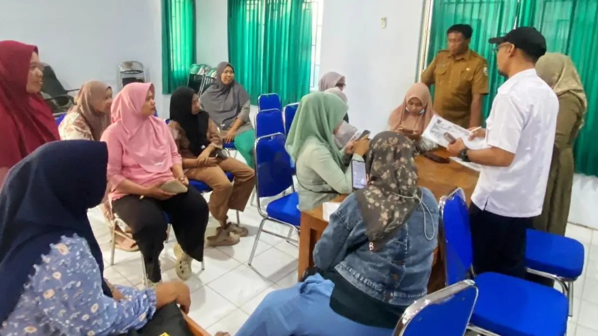PENDATAAN: Petugas saat memberikan sosialisasi kepada KPM di kantor Dinsos PPPA Sampang, Senin (31/8).
