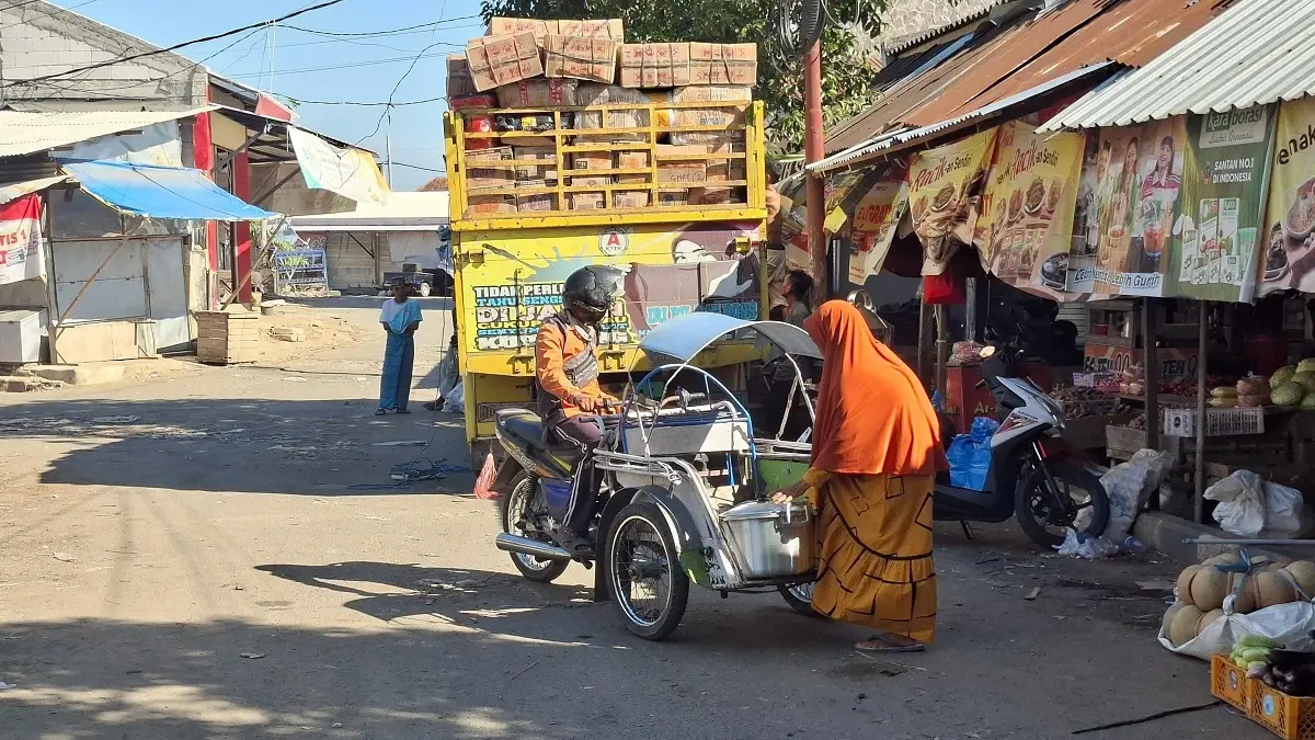 PUSAT EKONOMI: Masyarakat tengah beraktivitas di Pasar Anom Baru Sumenep, Selasa (26/8).