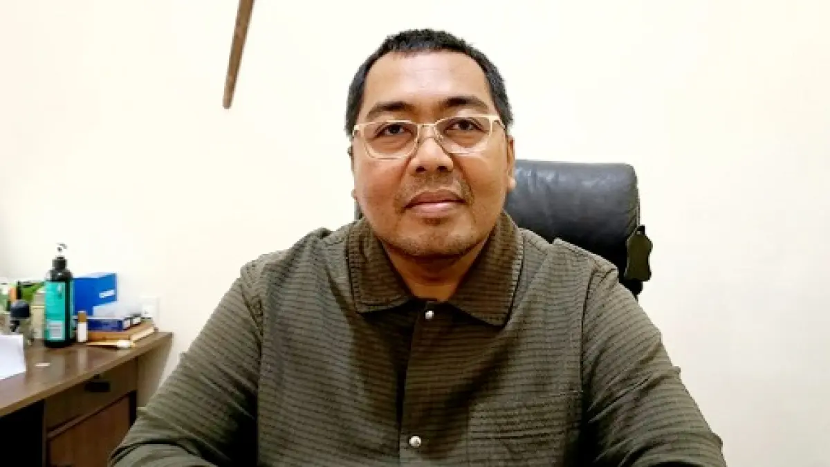 RAMAH: Bahtiar Pradinata, kuasa hukum pelapor Sonhaji, saat ditemui di kantornya, Kelurahan Mlajah, Bangkalan, Rabu (12/8). (ZEINAL ABIDIN/JPRM)