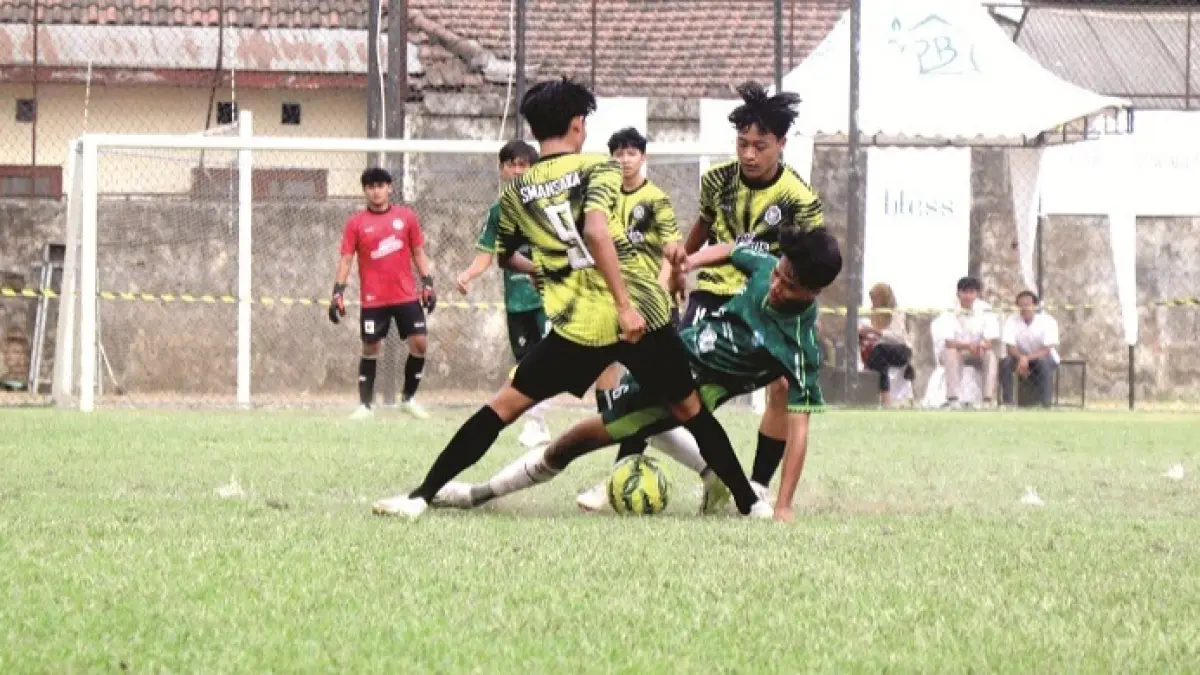 SENGIT: Dua pemain SMAN 1 Kauman mengepung gelandang SMAN 1 Trenggalek dalam perebutan tiket final Bahlil Mini Soccer Asyik Menuju Puncak Zona Tulungagung Selasa (8/9). (DR PERDANA/RADAR TULUNGAGUNG)