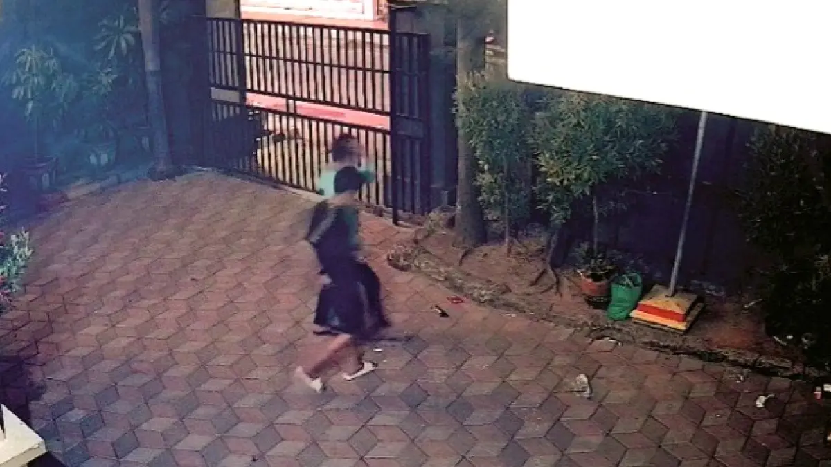 TEREKAM CCTV: Dua pelaku pembobolan SDN Demangan 1 Bangkalan saat melakukan aksinya, Selasa (8/9) dini hari. (SDN DEMANGAN 1 UNTUK JPRM)