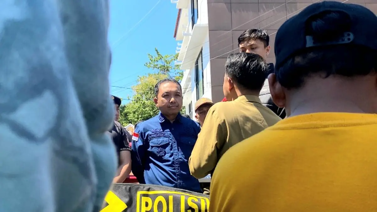 BUTUH WAKTU: Kasipidsus Kejari Pamekasan Ali Munip saat menemui pedemo, Kamis (13/8). (MOH. IQBAL AFGANI/JPRM)