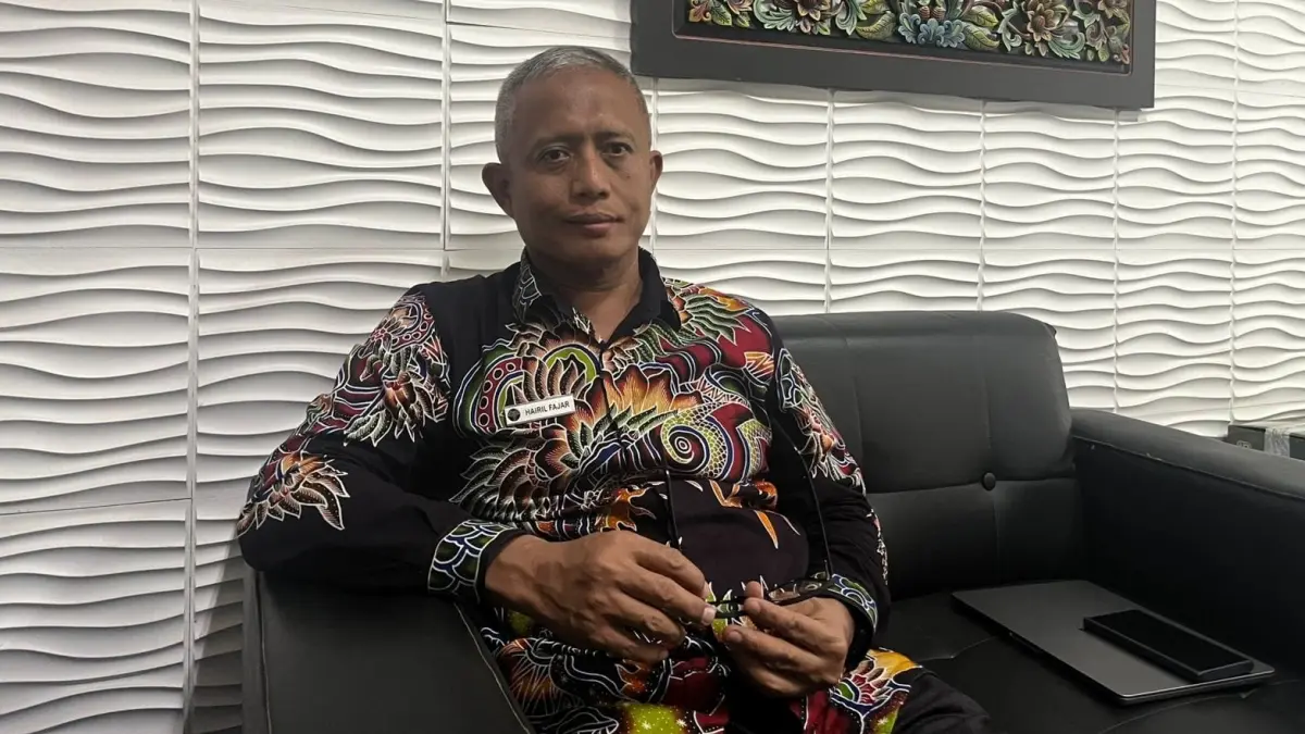 FOKUS: Direktur Utama PT BPRS Bhakti Sumekar (Perseroda) Hairil Fajar saat ditemui di ruang kerjanya.