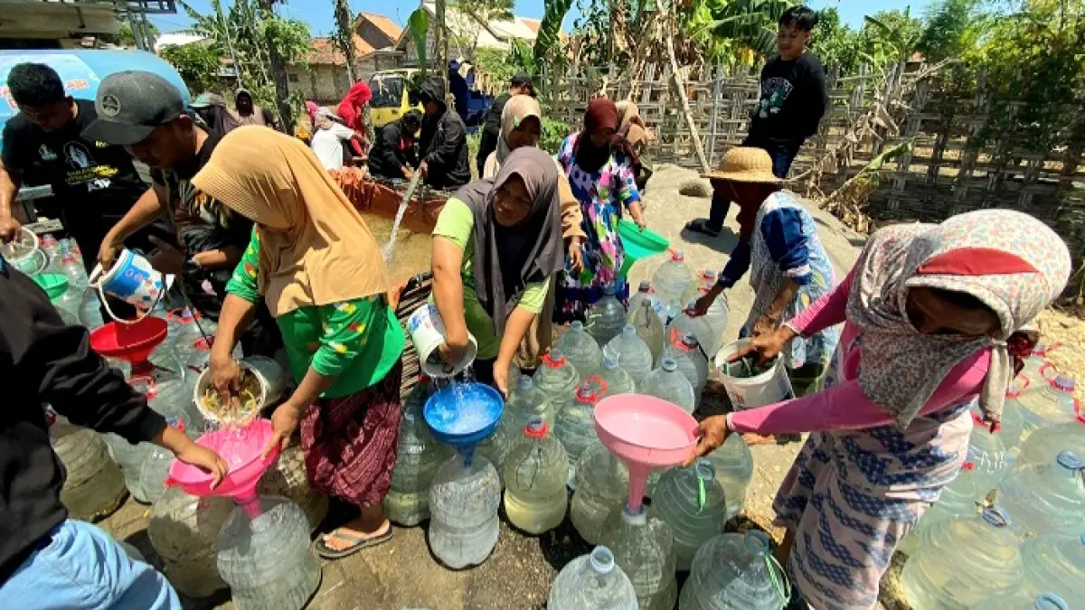KERING: Warga antre mengambil air bersih di Desa Larangan Tokol, Kecamatan Larangan, Pamekasan, Minggu (6/9). (MOH. IQBAL AFGANI/JPRM)