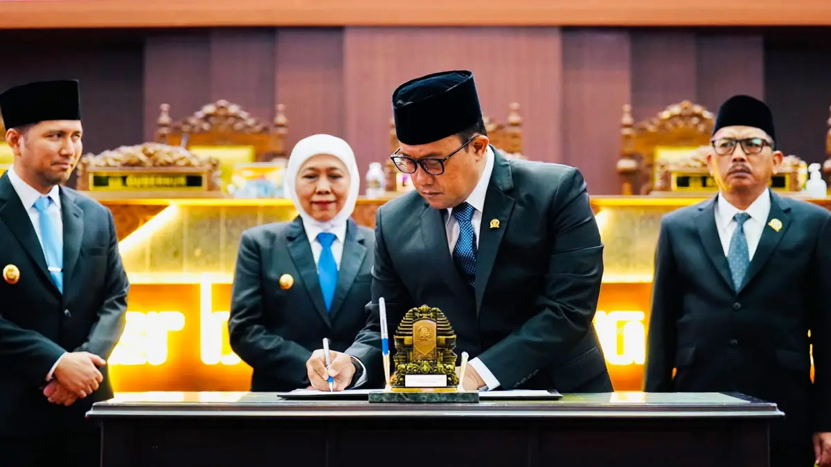 KOMPAK: Wakil Ketua DPRD Jatim Blegur Prijanggono menandatangani kesepakatan bersama Pemprov Jatim saat rapat paripurna.