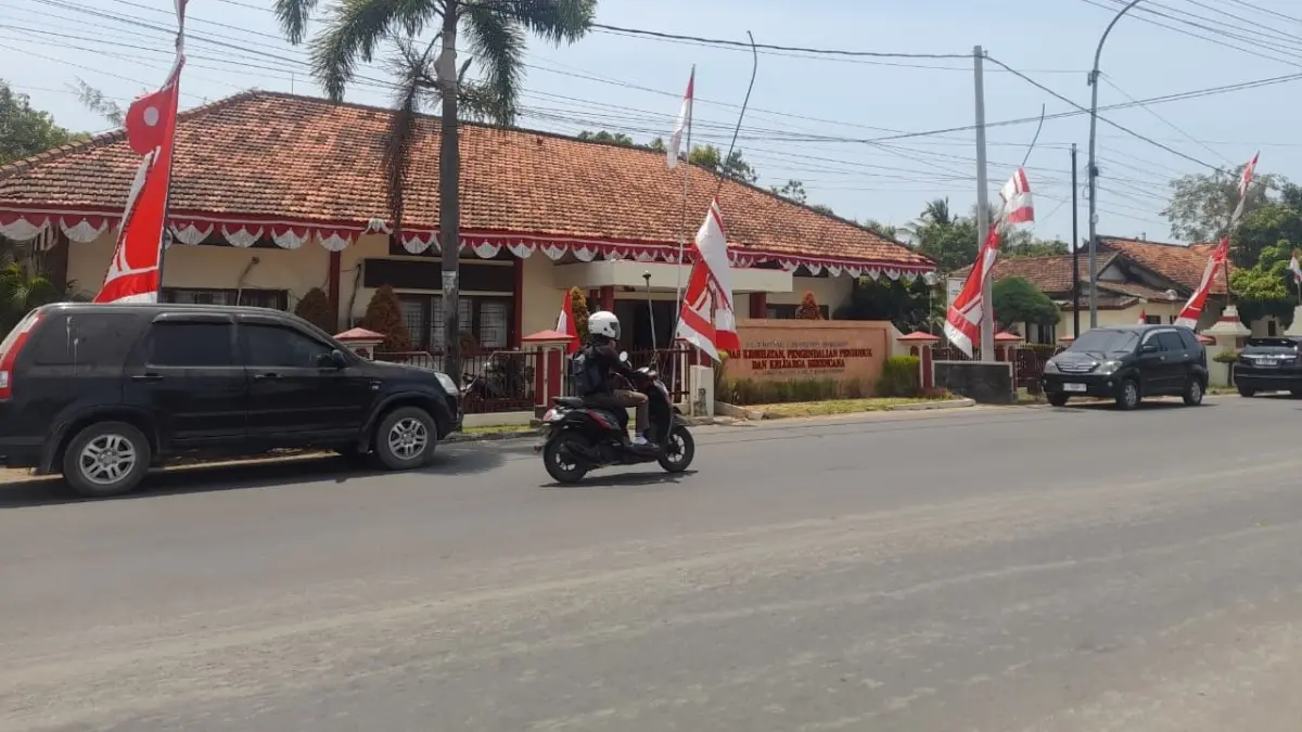 MEGAH: Pengendara melintas di depan kantor Dinkes P2KB Sumenep di Jalan Jokotole, Desa Geddungan, Kecamatan Batuan, Selasa (8/9).