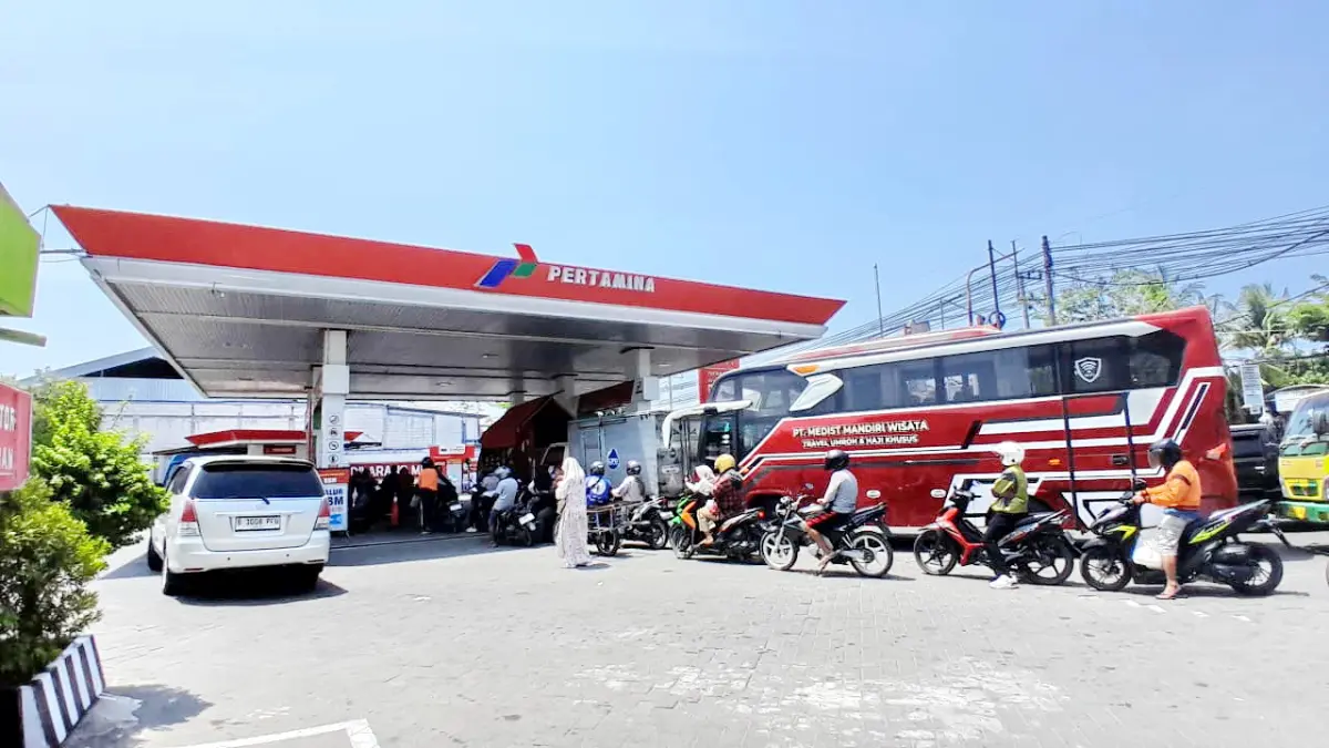 MENGULAR: Sejumlah kendaraan bermotor sedang antre pembelian BBM di SPBU Jalan Trunojoyo, Pamekasan, Selasa (8/9).