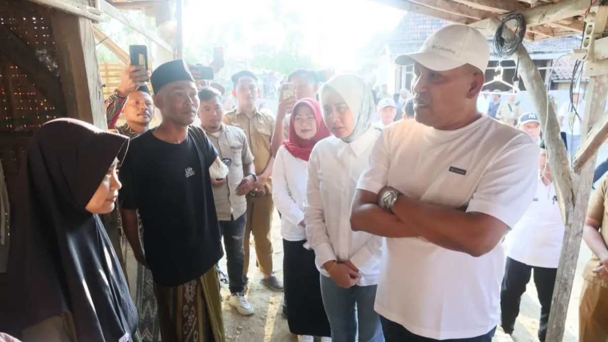 MERAKYAT: Bupati Sampang Slamet Junaidi saat melakukan kunjungan dan memberikan bantuan kepada Sarmah, warga Desa Gunung Rancak, Kecamatan Robatal, Senin (7/9). (PROTOKOL UNTUK JPRM)