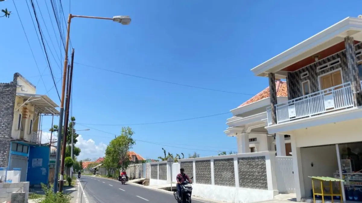 PENERANGAN: Pengendara motor melintas di Jalan Makboel, Kelurahan Polagan, Sampang, Senin (31/8). (AYU LATIFAH/JPRM)