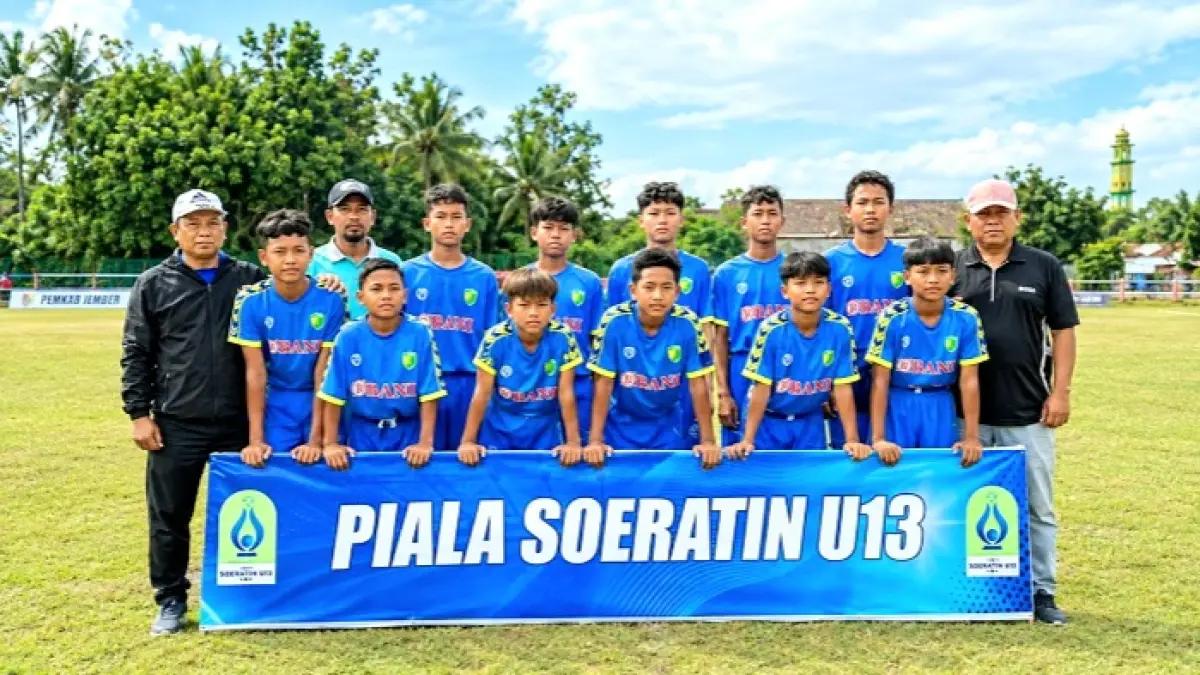 PUNYA POTENSI: Manajemen dan pemain Cahaya Muda berfoto bersama sebelum bertanding di Lapangan Jenggawah, Jember, Minggu (6/9). (CAHAYA MUDA UNTUK JPRM)
