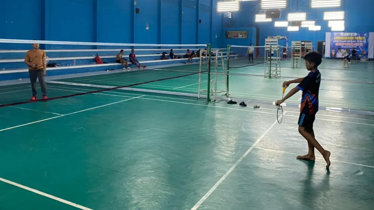SEMANGAT: Atlet saat bermain bulu tangkis di lapangan bulu tangkis GOR Indoor Sampang beberapa waktu lalu. (AYU LATIFAH/JPRM)