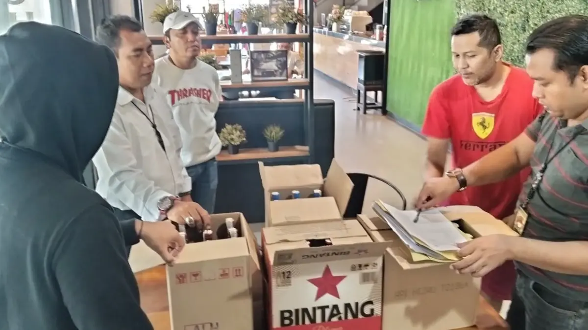 TINDAK TEGAS: Anggota Resnarkoba Polresta Sumenep saat menyita miras di salah satu kafe di Desa Pabian, Kecamatan Kota, pada Senin (7/9).