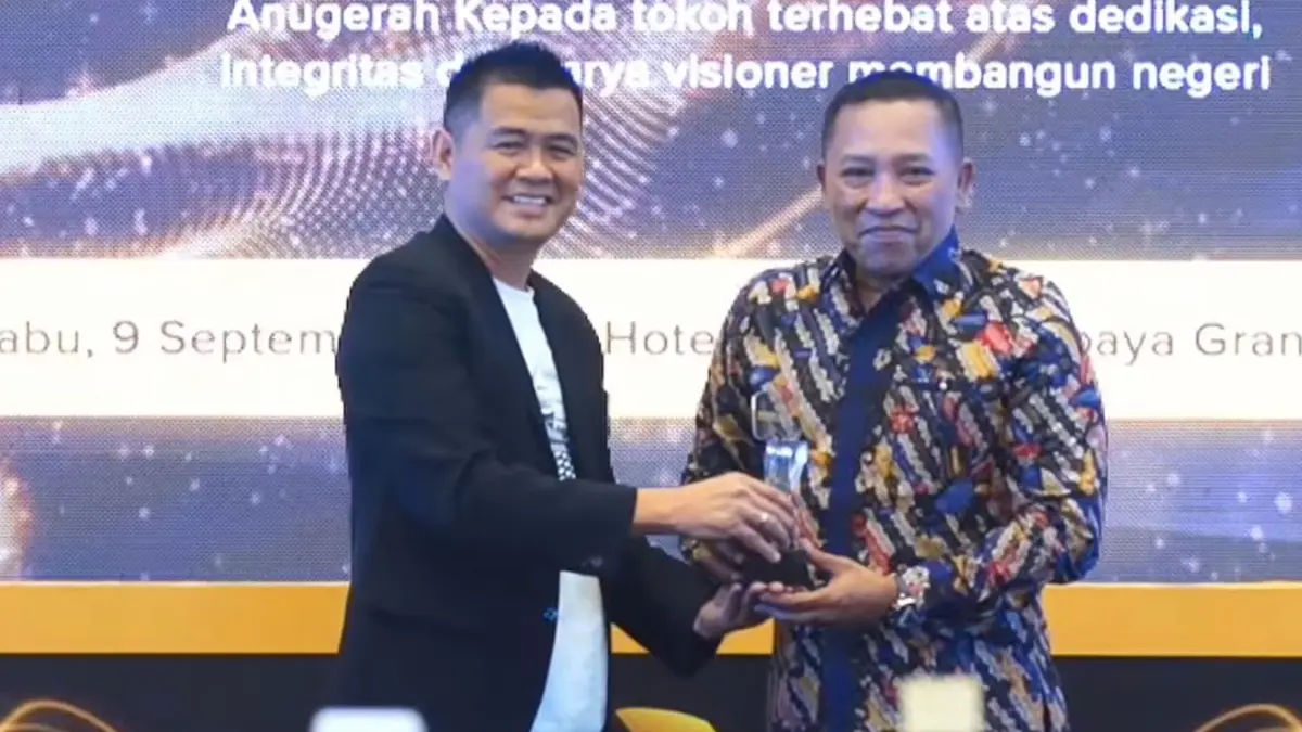 APRESIASI: Bupati Sampang saat menerima penghargaan pada kegiatan Anniversary Media Ketik.com di Surabaya, Rabu (9/9).