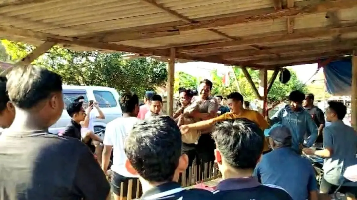 BABAK BELUR: Maling kabel di Desa Mrandung, Kecamatan Klampis, Bangkalan, diamuk massa, Rabu (9/9). (POLRES BANGKALAN UNTUK JPRM)