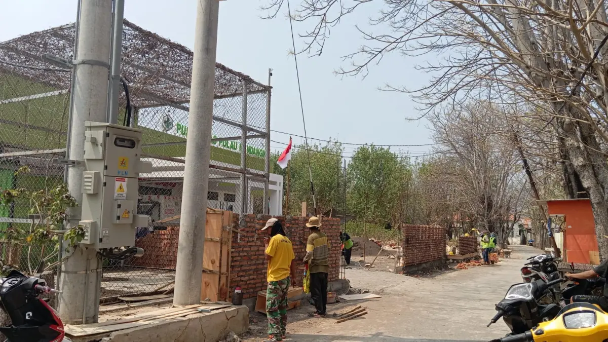 DIKERJAKAN: Pekerja mulai memasang batu bata pembangunan pagar Puskesmas Mandangin, Rabu (9/9).