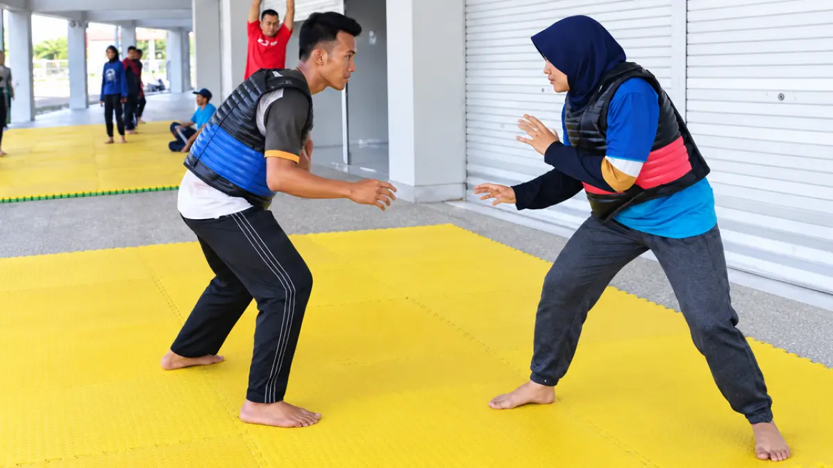KUAT: Atlet pencak silat berlatih di pelataran SGMRP Pamekasan, Rabu (22/4).