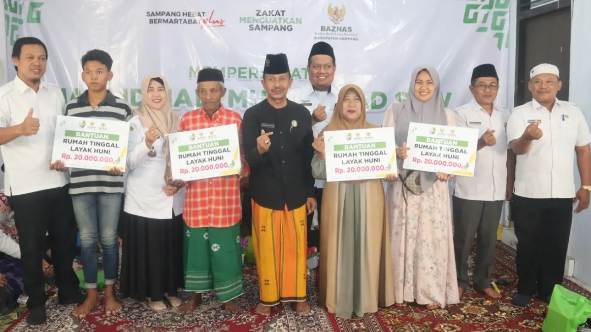 PEDULI: Ketua Baznas Sampang Abd. Rouf Alhitami (baju hitam) berpose bersama penerima bantuan RTLH di Kantor Baznas Sampang, Rabu (9/9). (BAZNAS UNTUK JPRM)