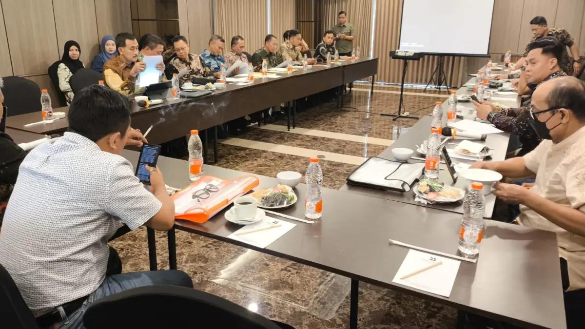 SERIUS: Tim Pansus DPRD Pamekasan dan tim pengusul Raperda SOTK melakukan kajian terhadap draf raperda, Selasa (8/9).