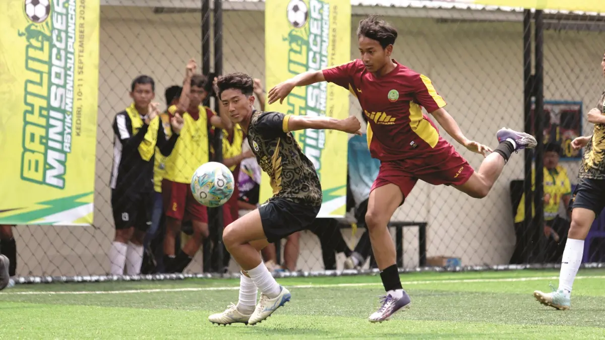 SPORTIF: Aksi para pemain Bahlil Mini Soccer U-17 di laga babak penyisihan, Kamis (10/9). (WAHYU ADJI F./JPRK)