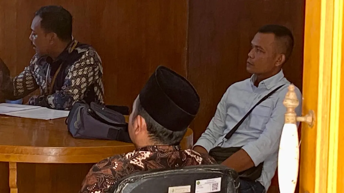 TAHAPAN SIDANG: Sejumlah pihak berada di ruang mediasi PN Pamekasan, Rabu (1/7).