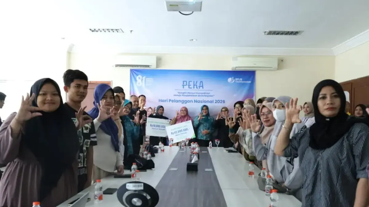 SUKSES: Peserta pelatihan PEKA foto bersama Ketua TP PKK Bangkalan Lutfiyana Lukman Hakim, Kepala Cabang BPJS Ketenagakerjaan Madura Dwi Bhakti Indra Fitriawan, dan Wakil Kepala Wilayah Pelayanan BPJS Ketenagakerjaan Jawa Timur Zakiyah di Kantor BPJS Ketenagakerjaan Kabupaten Bangkalan, Rabu (9/9.&nbsp;
