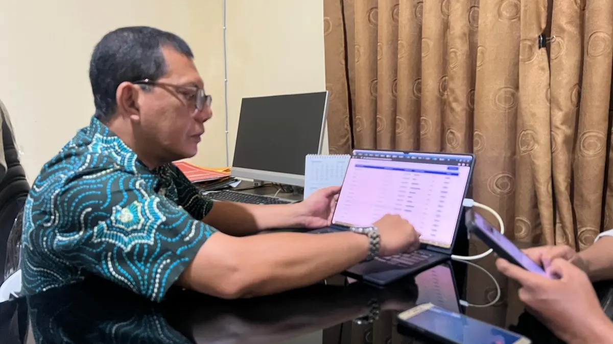 DIGITALISASI: Kabid Pelayanan dan Pengendalian Pajak Daerah BPKPD Pamekasan Eddy Suryanto memantau realisasi pembayaran BPHTB-P2 melalui aplikasi, Kamis (10/9).