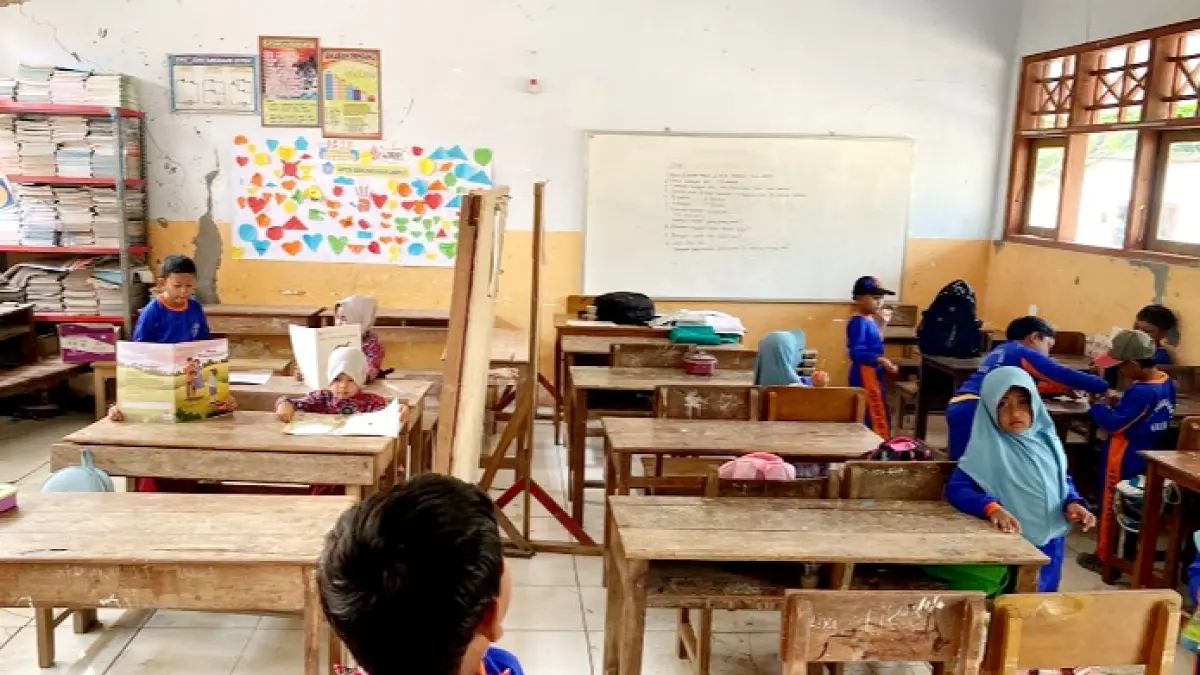 DISEKAT: Siswa SDN Pakaan Laok 1 Kecamatan Galis, Bangkalan, saat mengikuti KBM. (IMAM SYAFII UNTUK JPRM)