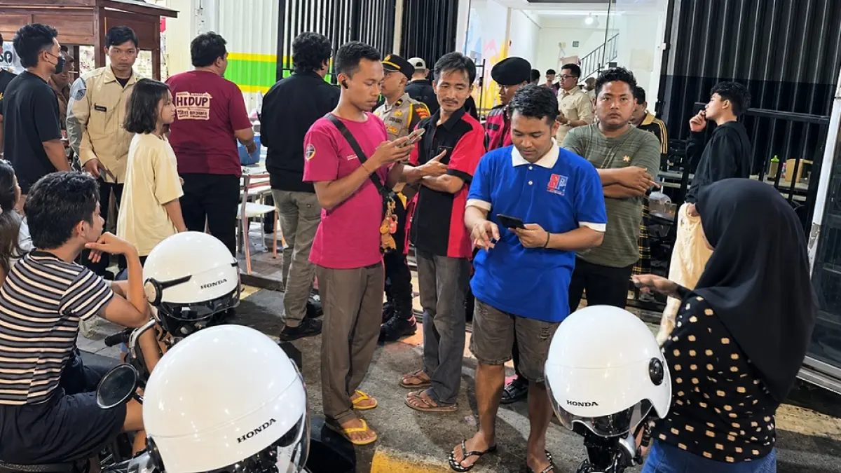 DISERBU: Puluhan warga menjarah warung seblak yang terletak di Jalan Trunojoyo, Rabu (9/9) malam.