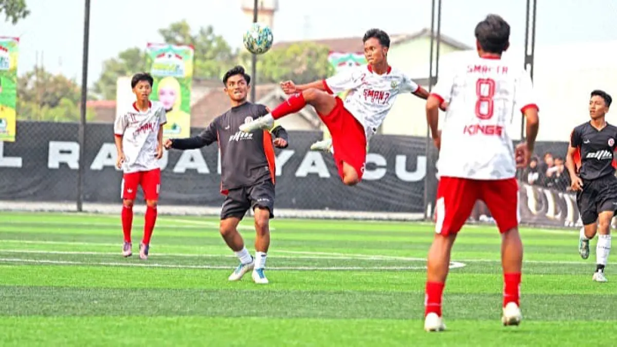 DUEL SENGIT: Penggawa SMAN 7 Kediri berusaha menjangkau bola atas agar tidak dikuasai pemain-pemain SMAN 3 Nganjuk, Jumat (11/9) sore. (WAHYU AJI F./RADAR KEDIRI)