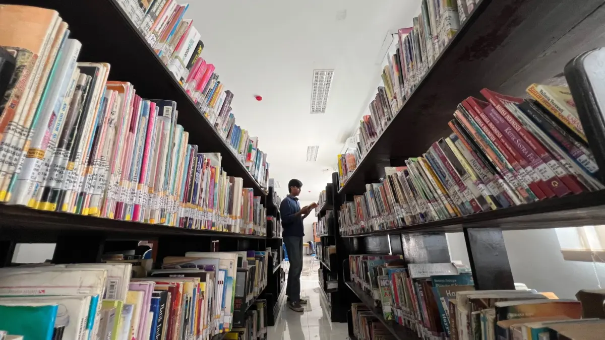 GUDANG ILMU: Pemustaka sedang memilih buku bacaan di Perpusda M. Tabrani Pamekasan, Rabu (9/9).