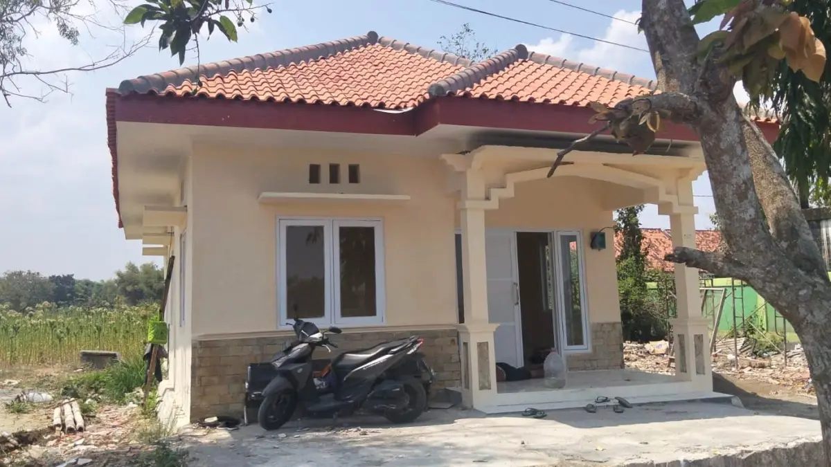 ISTIRAHAT: Seorang pekerja sedang tiduran di teras Polindes Jeruk Porot, Kecamatan Torjun, Sampang, setelah direhab, Kamis (10/9).